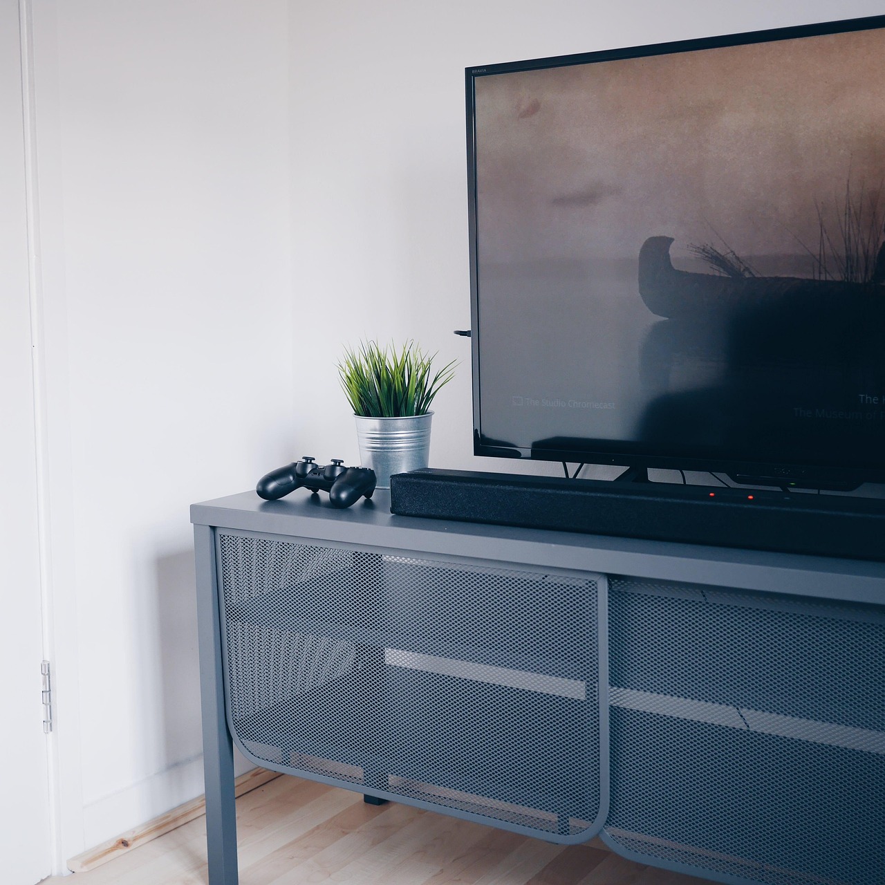 What Is the Difference between LED and LCD Office Monitors? OLED